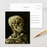 Skeleton med brännande cigarett | Van Gogh Vykort<br><div class="desc">Skullet av en Skeleton med Burning Cigarette (1886) av den nederländske postimponerande konstnären Vincent Van Gogh. Den ursprungliga målningen är en olja på arbetsytan, troligen från Van Goghs kort-livstid i teckning kurser vid konstakademin i Antwerpen. Den brinnande cigaretten var förmodligen tänkt som ett skämt, kanske som en kommentar till konservativets...</div>