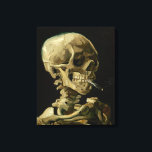 Skeleton med brinnande cigarett | Vincent van Gogh Canvastryck<br><div class="desc">Skullet på en Skeleton med brinnande cigarett (1886) av Vincent van Gogh är en slående och okonventionell likörmålning som innehåller ett mänskligt skalle med en tänd cigarett mellan tänderna. Bakgrunden till mörken förstärker det skelettala figur, medan rökens lilla rök ger en känsla av genombrott och ironi. Denna teckning, som skapades...</div>