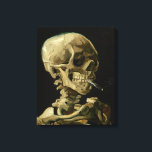 Skeleton med brinnande cigarett | Vincent van Gogh Canvastryck<br><div class="desc">Skullet på en Skeleton med brinnande cigarett (1886) av Vincent van Gogh är en slående och okonventionell likörmålning som innehåller ett mänskligt skalle med en tänd cigarett mellan tänderna. Bakgrunden till mörken förstärker det skelettala figur, medan rökens lilla rök ger en känsla av genombrott och ironi. Denna teckning, som skapades...</div>