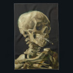 Skeleton med brinnande cigarett | Vincent van Gogh Kökshandduk<br><div class="desc">Skullet på en Skeleton med brinnande cigarett (1886) av Vincent van Gogh är en slående och okonventionell likörmålning som innehåller ett mänskligt skalle med en tänd cigarett mellan tänderna. Bakgrunden till mörken förstärker det skelettala figur, medan rökens lilla rök ger en känsla av genombrott och ironi. Denna teckning, som skapades...</div>