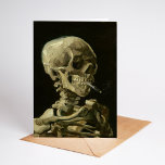 Skeleton med brinnande cigarett | Vincent van Gogh Kort<br><div class="desc">Skullet på en Skeleton med brinnande cigarett (1886) av Vincent van Gogh är en slående och okonventionell likörmålning som innehåller ett mänskligt skalle med en tänd cigarett mellan tänderna. Bakgrunden till mörken förstärker det skelettala figur, medan rökens lilla rök ger en känsla av genombrott och ironi. Denna teckning, som skapades...</div>