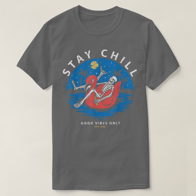 Skeleton med Flaska Sitta i en Flamingo  T Shirt (Design framsida)
