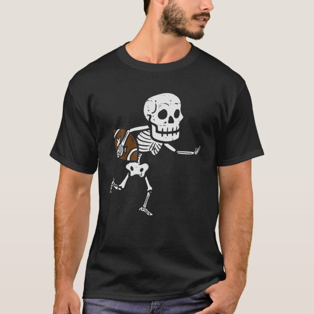 Skeleton Platying American Football Funny T Shirt (Framsida)