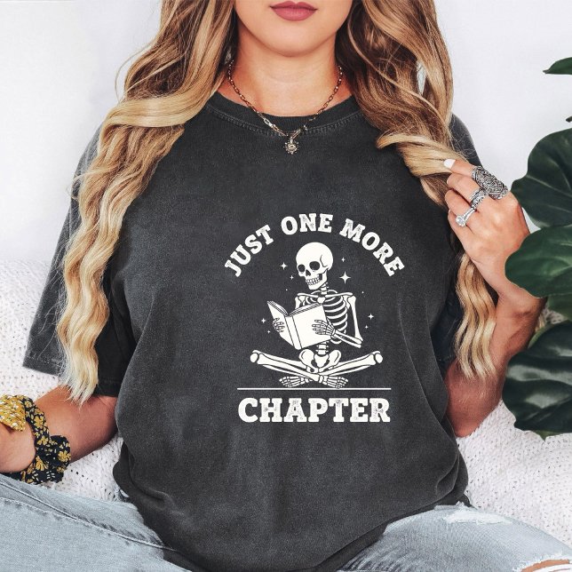 Skeleton Reading Just One More Chapter T Shirt (Skapare uppladdad)