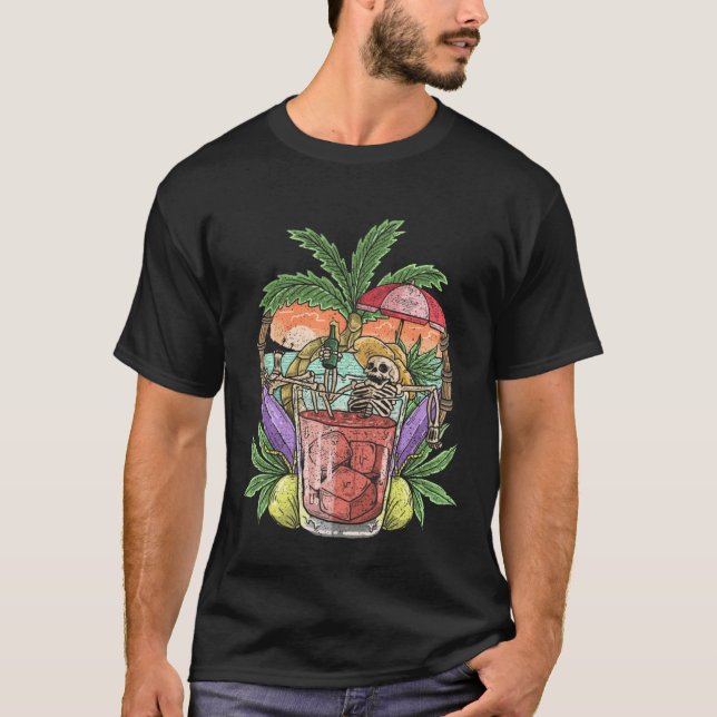 Skeleton Relaxing On Tropical Beach  Beer Drinking T Shirt (Framsida)