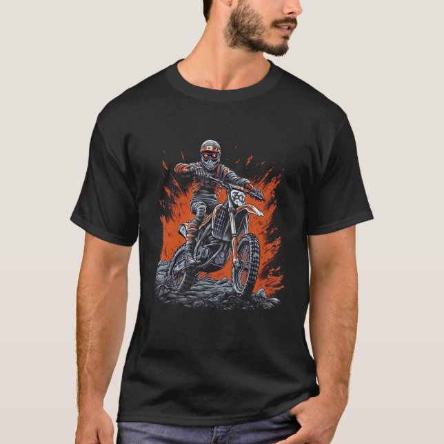 Skeleton Riding Motorcycle Halloween Dirt Bike Maj T Shirt (Framsida)