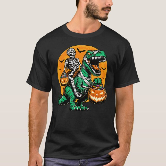 Skeleton Riding Mummy Dinosaur Pumpkin Spooky Trex T Shirt (Framsida)