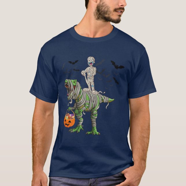 Skeleton Riding Mummy Dinosaur Rex Halloween Funny T Shirt (Framsida)