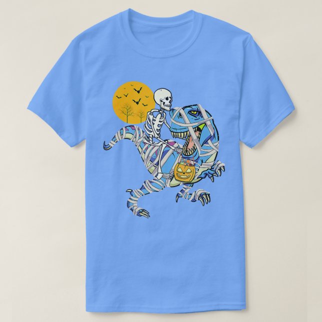 Skeleton Riding Mummy Dinosaur T re for Boys Kids T Shirt (Design framsida)