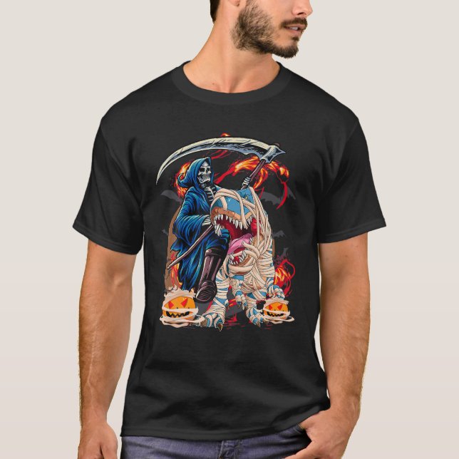 Skeleton Riding Mummy Dinosaur T Rex Halloween Fun Shirt (Framsida)