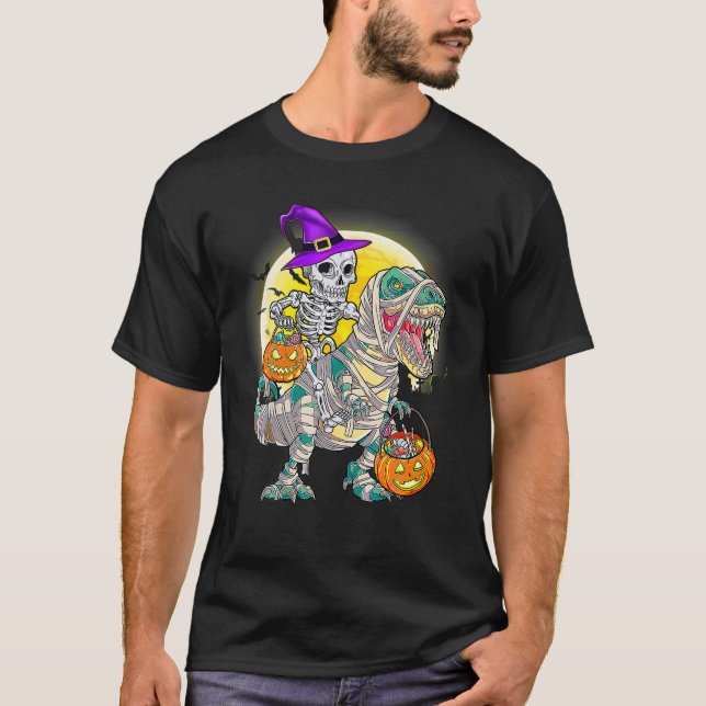Skeleton Riding Mummy Dinosaur T Rex Halloween Fun Shirt (Framsida)