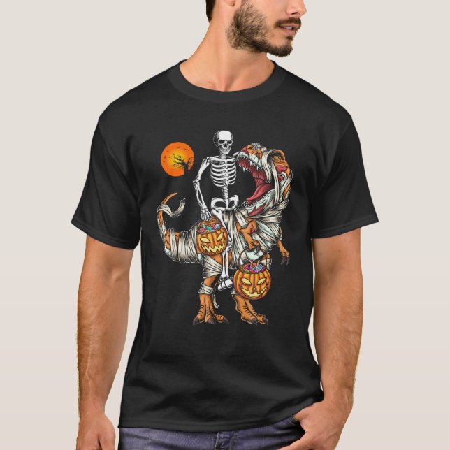 Skeleton Riding Mummy Dinosaur t Rex Halloween Moo Shirt (Framsida)