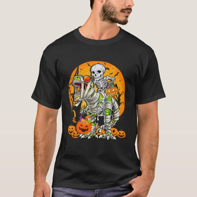 Skeleton Riding Mummy Dinosaur T Rex Halloween Rol Shirt (Framsida)
