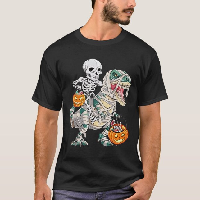Skeleton Riding Mummy Dinosaur T rex Halloween Rol T Shirt (Framsida)