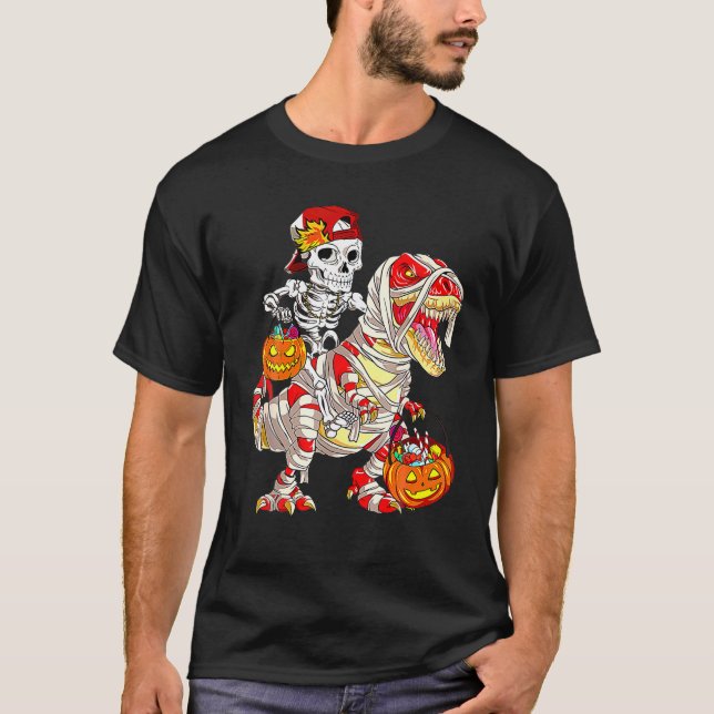 Skeleton Riding Mummy Dinosaur T - Rex Halloween Shirt (Framsida)