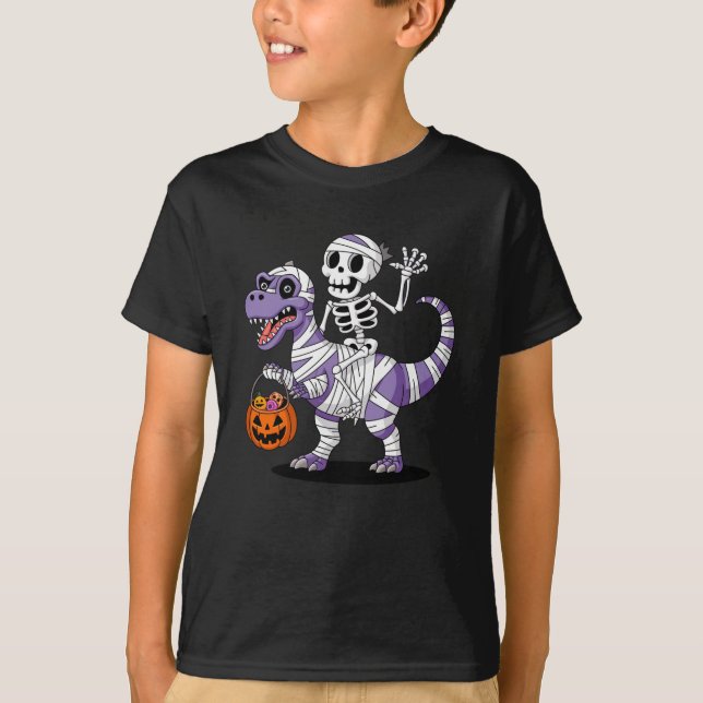 Skeleton Riding Mummy Dinosaur T rex Halloween Shirt (Framsida)