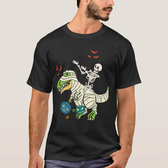 Skeleton Riding Mummy Dinosaur T rex Halloween T Shirt (Framsida)