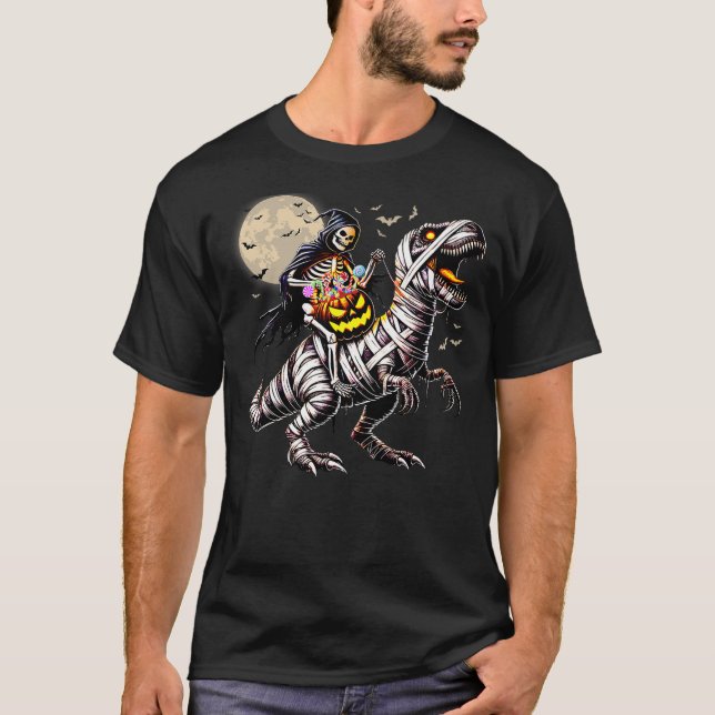 Skeleton Riding Mummy Dinosaur T Rex Pumpkin Funny T Shirt (Framsida)