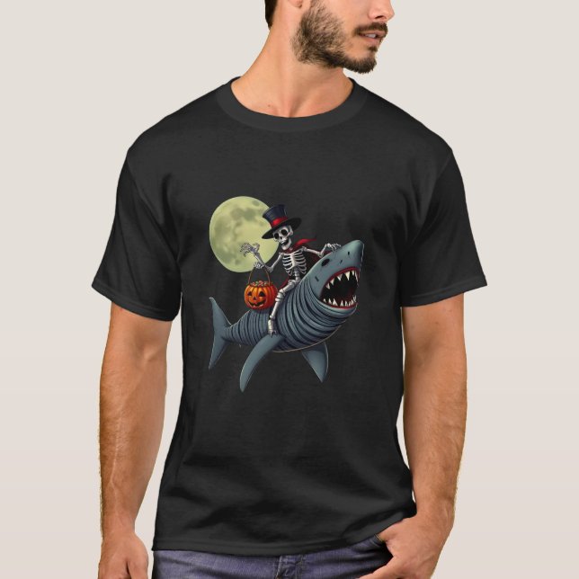 Skeleton Riding Mummy Shark Funny Halloween Pumpki T Shirt (Framsida)