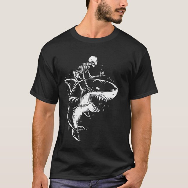 Skeleton Riding Shark Halloween Spooky Animal Bone T Shirt (Framsida)