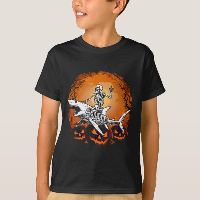 Skeleton Riding Shark Lazy Halloween Costume Funny T Shirt (Framsida)