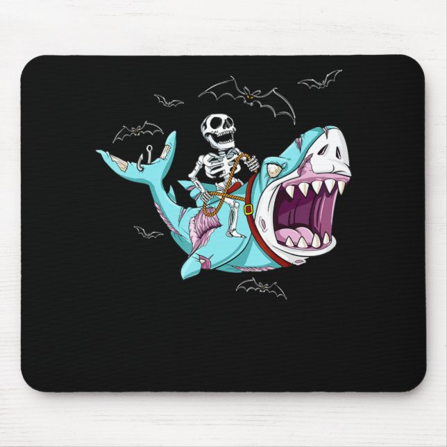 Skeleton Riding Zombie Shark Funny Halloween Gift Musmatta (Framsidan)