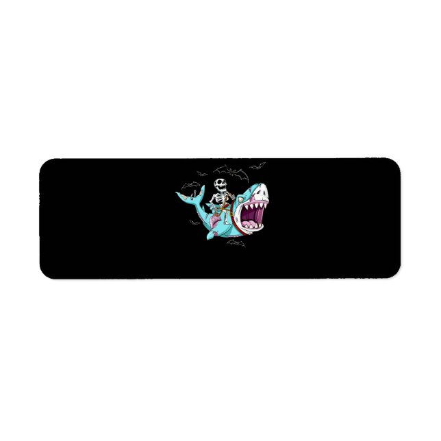 Skeleton Riding Zombie Shark Funny Halloween Gift Returadress Etikett (Framsidan)