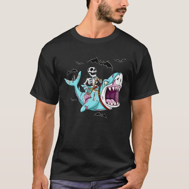 Skeleton Riding Zombie Shark Funny Halloween Gift T Shirt (Framsida)
