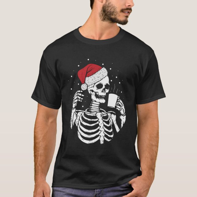 Skeleton Santa Hat Drinking Coffee Funny jul T Shirt (Framsida)