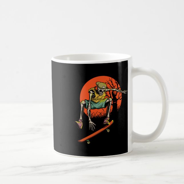 Skeleton Skater i Halloween med Skateboard Kaffemugg (Höger)