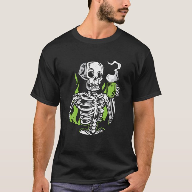 Skeleton Skull Alien Drinking Coffee Funny Novelty T Shirt (Framsida)