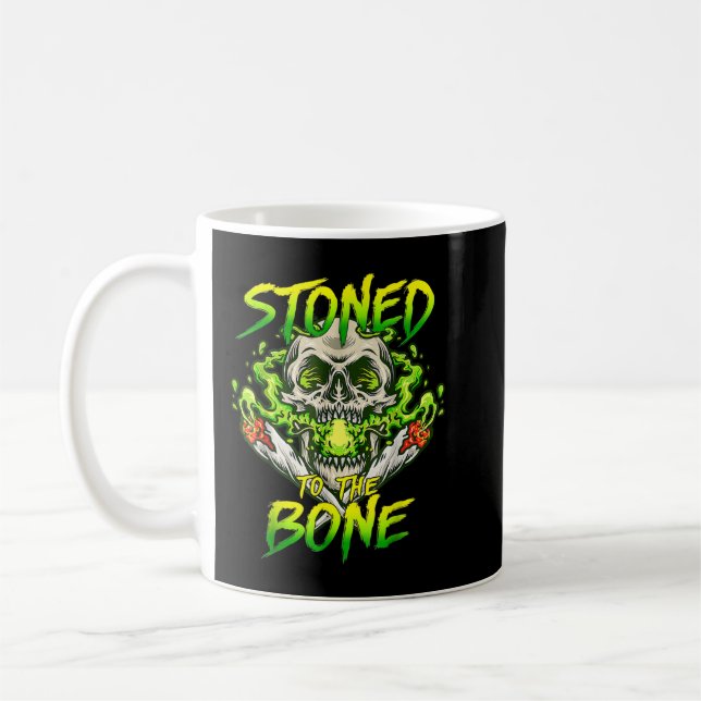 Skeleton Smoking Weed Stoned to the Bone Halloween Kaffemugg (Vänster)