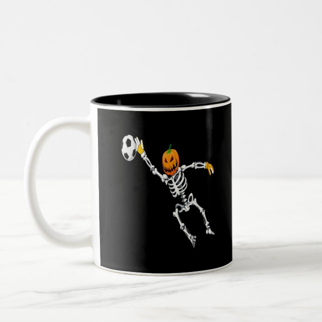Skeleton soccer goalkeeper halloween pumpkin Två-Tonad mugg (Vänster)