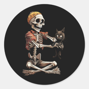 Skeleton som håller en kattlover Lazy Halloween Co Runt Klistermärke