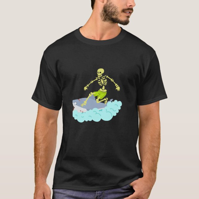 Skeleton Surfing Halloween Tee Zombie Shark Funny (Framsida)