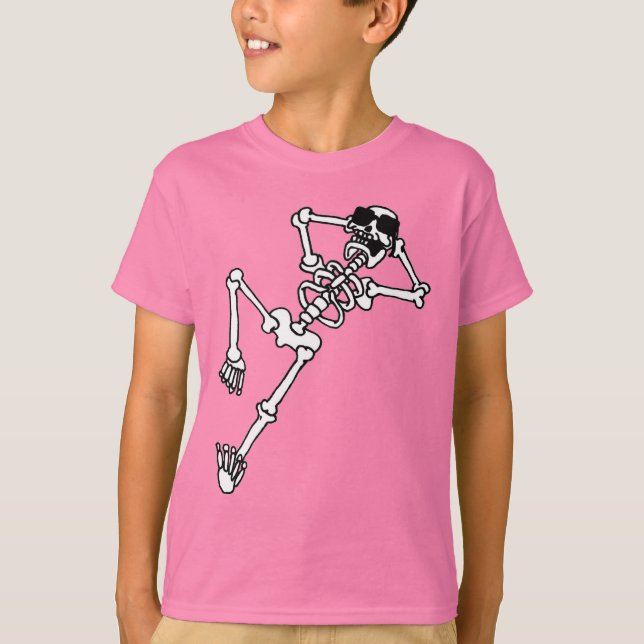 Skeleton with sunglasses resting. t shirt (Framsida)