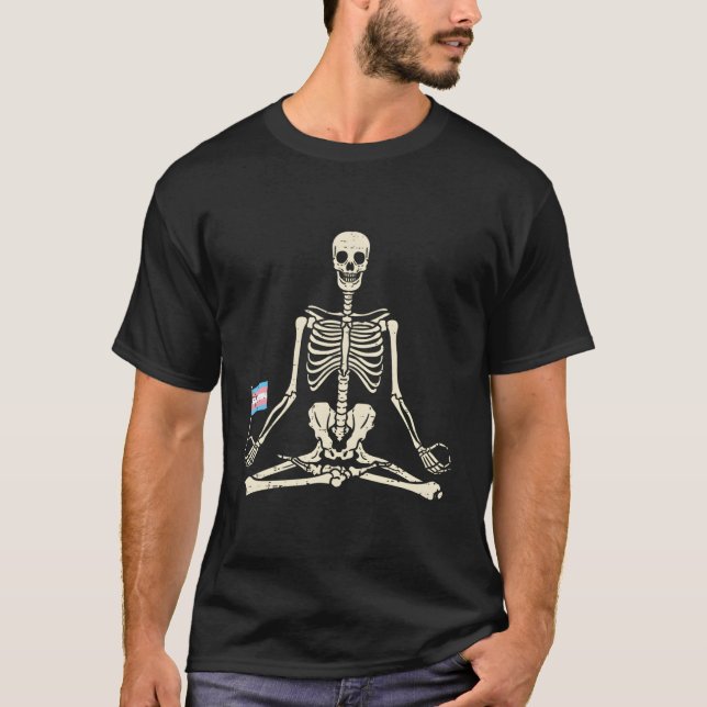 Skeleton Yoga Transgender Flagga Yogi Trans Pride  T Shirt (Framsida)