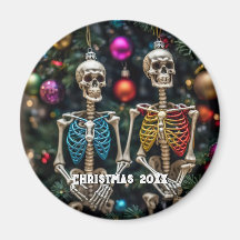 Skeletoner och färgstarka prydnadsföremål jul