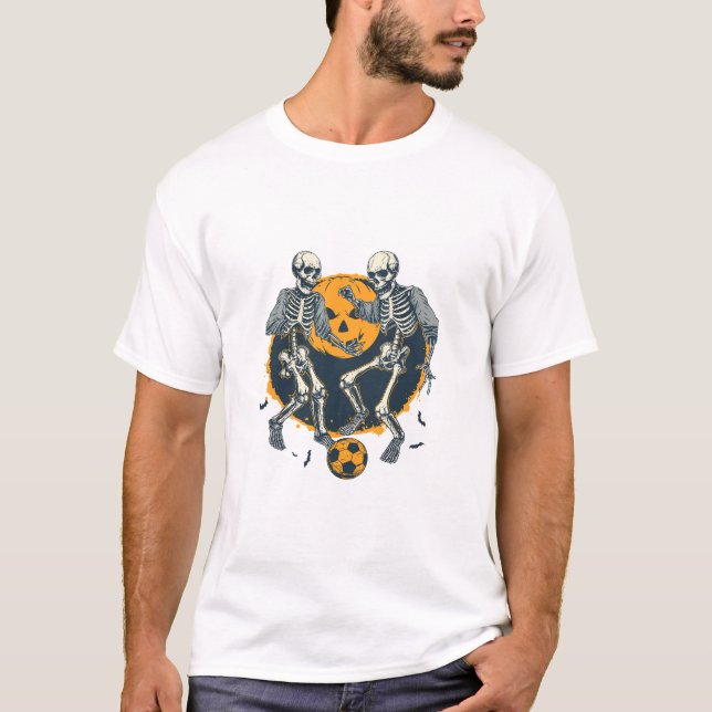 Skeletoner spelar fotboll med Halloween T Shirt (Framsida)