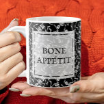 Skeletons BONE APPÉTIT Kaffemugg<br><div class="desc">Skeletoner i svart bakgrund och BONE APPÉTIT i chic,  du får roligt med det här kaffet mugg. MATCHING-objekt i vår butik.</div>