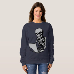 Skelett arbetar hårt vid bärbar dator t shirt
