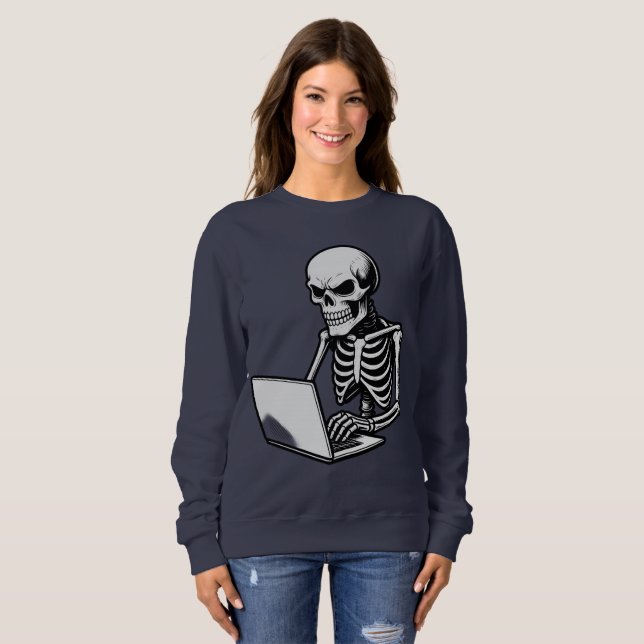 Skelett arbetar hårt vid bärbar dator  t shirt (Hel framsida)