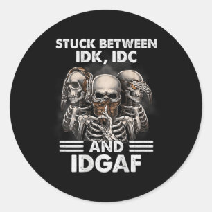 Skelett fast mellan Idk Idc och Idgaf (på rygg) Runt Klistermärke