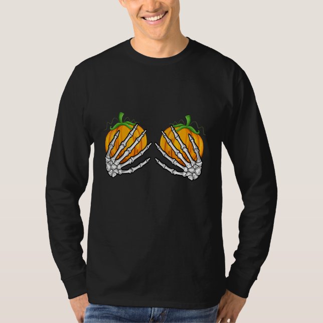 Skelett-händer som håller pumpor Glad Halloween T Shirt (Framsida)