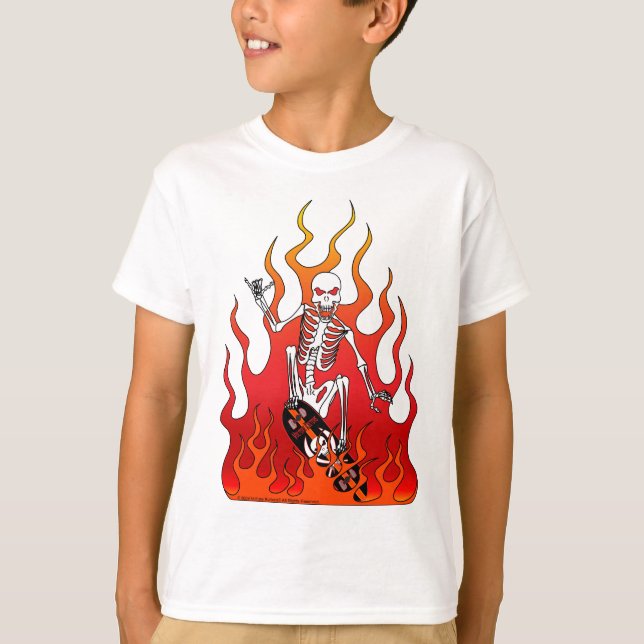 Skelett på skateboarden med flammar barnT-tröja T Shirt (Framsida)