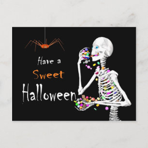 Skelett som äter Halloween-godis (med spindel) Vykort