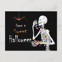Skelett som äter Halloween-godis (med spindel) Vykort