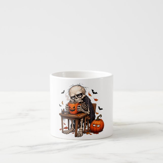 Skelett som dricker från pumpamugg Halloween Espressomugg (Framsidan)