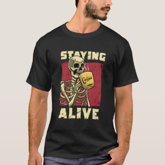 Skelett som dricker kaffe Halloween förblir vid li T Shirt