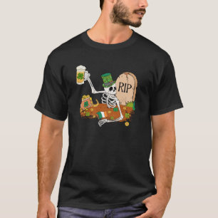 Skelett som dricker öl St Patricks Day Leprechaun T Shirt
